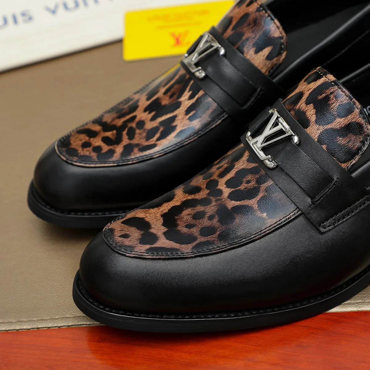 Men's shoes 💰 460 💰 Louis Vuitton LV ® 🆕 model 🔛Full shoe counter, first layer cowhide, 🐂leather lined casual shoes for men, super soft outsole, essential for driving. Counter synchronization, original first layer cowhide, completely 1:1 mold customization🌹top version, color optional! Number: 39-44 (customized at 38.45)